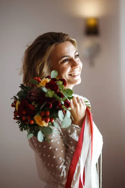 Schöne Braut Mit Hochzeitsblumen Strauß Weißen Luxuskleid Ist Immer Bereit — Stockfoto