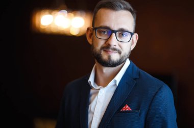 Takım elbiseli şık bir damat. İş adamı. Ceketli lüks damadın portresi. Damadın sabahı, damat masrafları. Takım elbiseli seksi adam. Düğün günü..