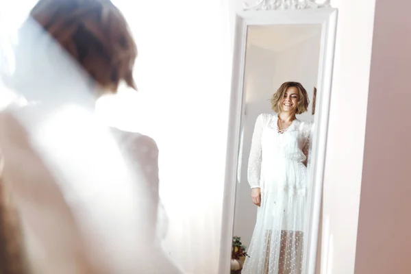 Braut Eleganten Weißen Kleid Spiegel Lächelt Die Braut Und Posiert — Stockfoto