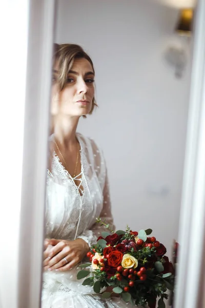 Невеста Элегантном Белом Платье Смотрит Зеркало Невеста Улыбается Позирует Перед — стоковое фото