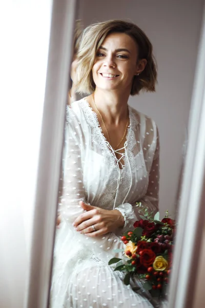 Νύφη Κομψό Λευκό Φόρεμα Κοιτάζοντας Στον Καθρέφτη Νύφη Χαμογελάει Και — Φωτογραφία Αρχείου