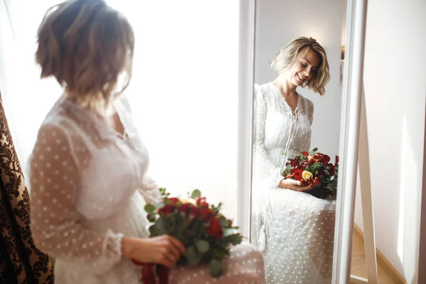 Braut Eleganten Weißen Kleid Spiegel Lächelt Die Braut Und Posiert — Stockfoto