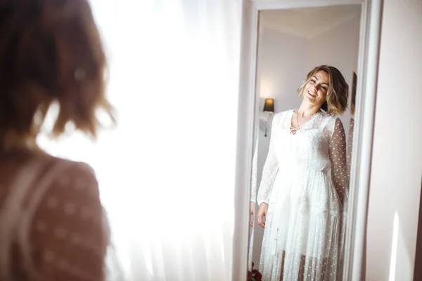 Braut Eleganten Weißen Kleid Spiegel Lächelt Die Braut Und Posiert — Stockfoto