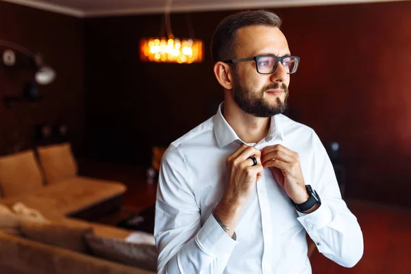 Elegante Novio Vistiéndose Preparándose Para Boda Sujeta Botones Camisa Preparación — Foto de Stock