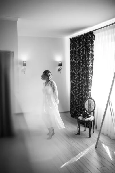Braut Eleganten Weißen Kleid Lächelt Und Posiert Vor Dem Spiegel — Stockfoto