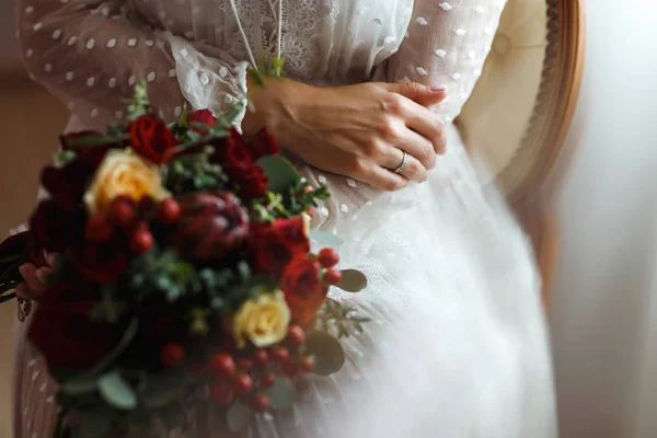 Dettagli Del Giorno Del Matrimonio Sposa Elegante Abito Bianco Tiene — Foto Stock