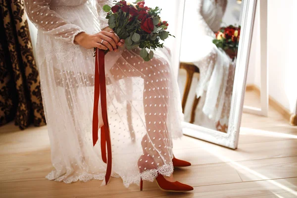 Detalles Del Día Boda Novia Elegante Vestido Blanco Sostiene Ramo — Foto de Stock