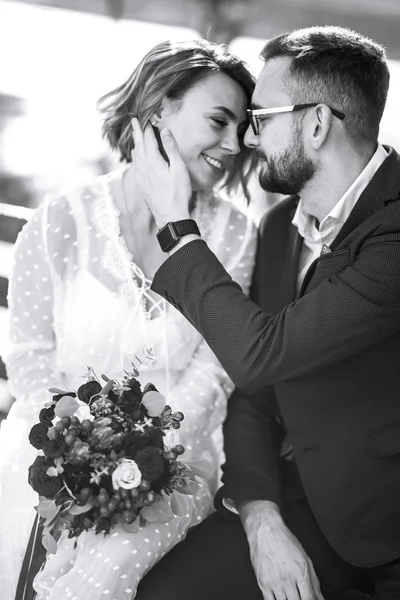 Hermosa Foto Blanco Negro Los Novios Pareja Feliz Posando Sonriendo —  Fotos de Stock