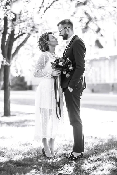 Beautiful Black White Photo Bride Groom Happy Couple Posing Smiling — Stock Photo, Image