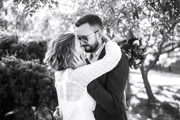 Beautiful Black White Photo Bride Groom Happy Couple Posing Smiling — Stock Photo, Image