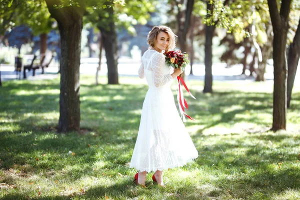 Schöne Braut Mit Einem Brautstrauß Für Einen Spaziergang Park Die — Stockfoto