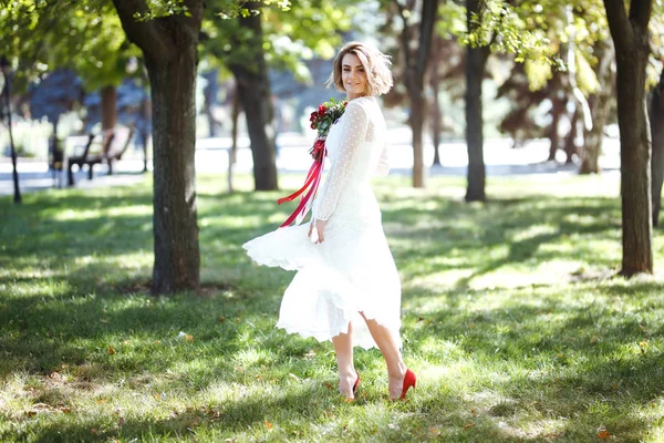 Vacker Brud Med Bröllopsbukett För Promenad Parken Ung Brud Den — Stockfoto