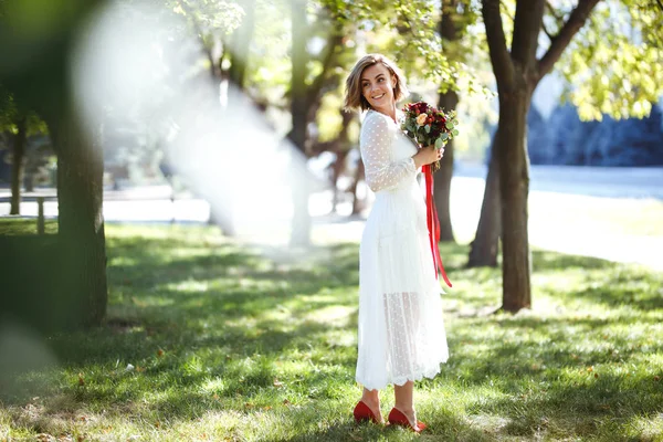 Vacker Brud Med Bröllopsbukett För Promenad Parken Ung Brud Den — Stockfoto