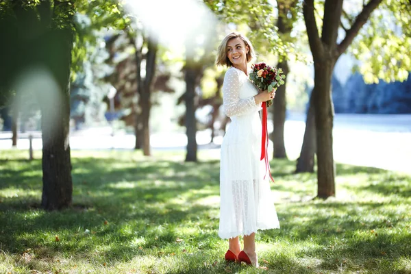 Bela Noiva Com Buquê Casamento Para Passeio Parque Noiva Jovem — Fotografia de Stock
