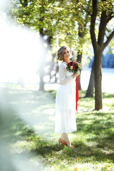 Bella Sposa Con Bouquet Sposa Una Passeggiata Nel Parco Sposa — Foto Stock