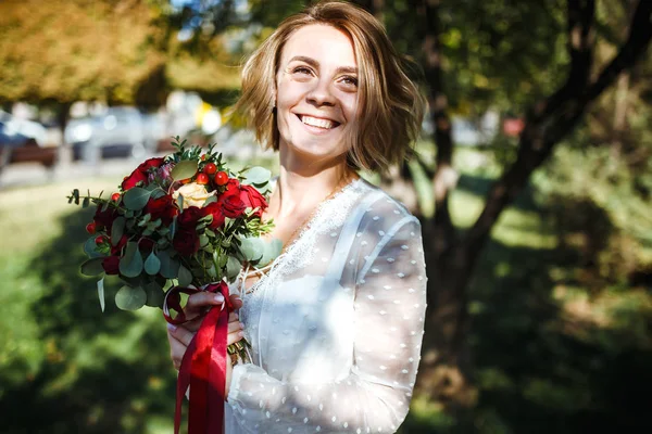 Schöne Braut Mit Einem Brautstrauß Für Einen Spaziergang Park Die — Stockfoto