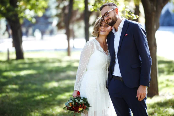 Jeune Couple Profitant Moments Romantiques Tout Marchant Dans Parc Élégants — Photo