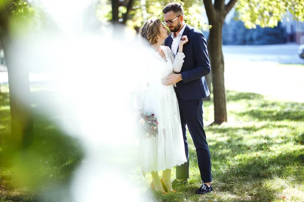 Casal Jovem Desfrutando Momentos Românticos Enquanto Caminha Parque Noiva Elegante — Fotografia de Stock