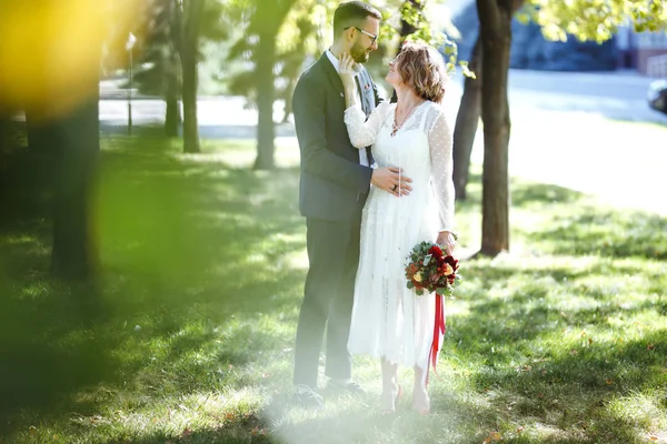 Mladý Pár Užívá Romantické Chvíle Při Procházce Parku Stylová Nevěsta — Stock fotografie