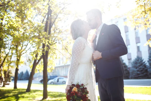 Young Couple Enjoying Romantic Moments While Walking Park Stylish Bride — Stock Photo, Image