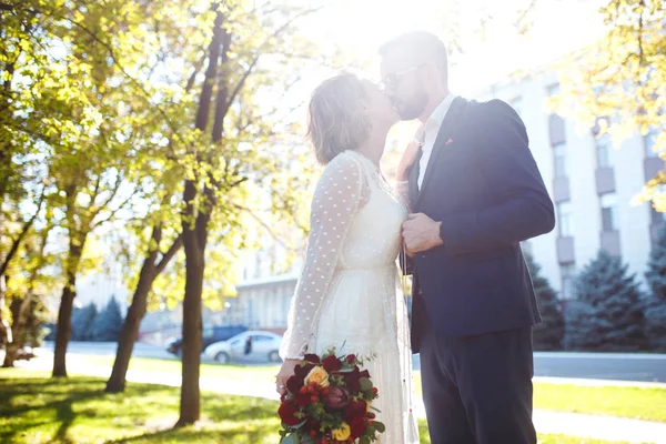 Young Couple Enjoying Romantic Moments While Walking Park Stylish Bride — Stock Photo, Image