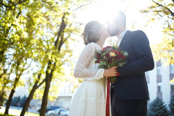 Young Couple Enjoying Romantic Moments While Walking Park Stylish Bride — Stock Photo, Image