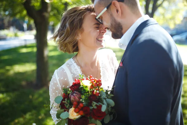 Young Couple Enjoying Romantic Moments While Walking Park Stylish Bride — Stock Photo, Image