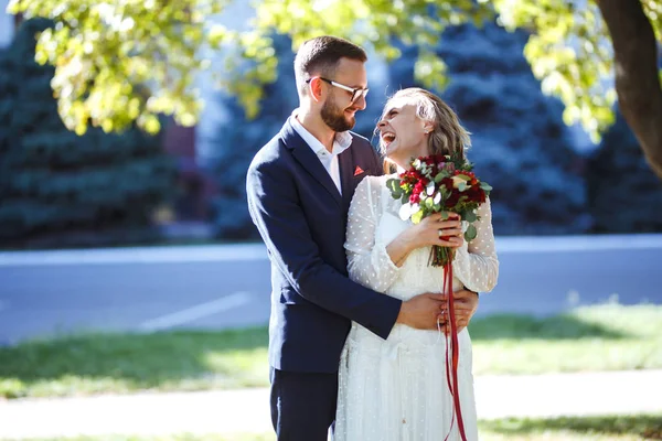 Young Couple Enjoying Romantic Moments While Walking Park Stylish Bride — Stock Photo, Image