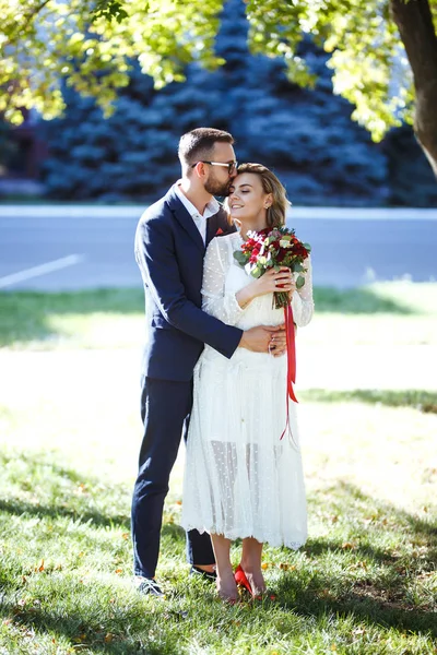 Casal Jovem Desfrutando Momentos Românticos Enquanto Caminha Parque Noiva Elegante — Fotografia de Stock