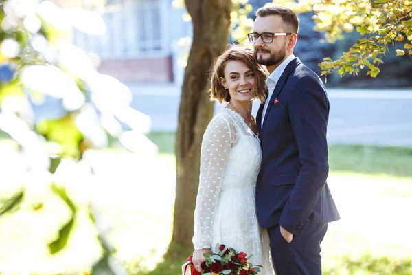 Jeune Couple Profitant Moments Romantiques Tout Marchant Dans Parc Élégants — Photo