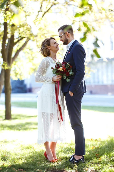 Genç Çift Parkta Yürürken Romantik Anların Tadını Çıkarıyor Gelin Damat — Stok fotoğraf