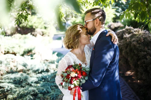 Jeune Couple Profitant Moments Romantiques Tout Marchant Dans Parc Élégants — Photo