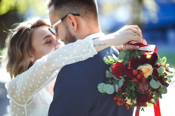 Anillo Compromiso Dedo Novia Los Novios Abrazan Suavemente Hermosa Novia — Foto de Stock