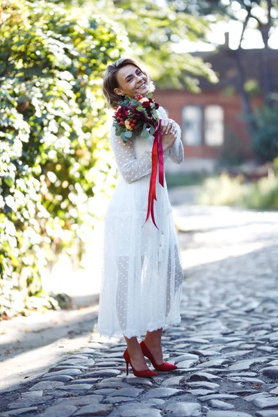 Bella Sposa Con Bouquet Sposa Una Passeggiata Nel Parco Sposa — Foto Stock