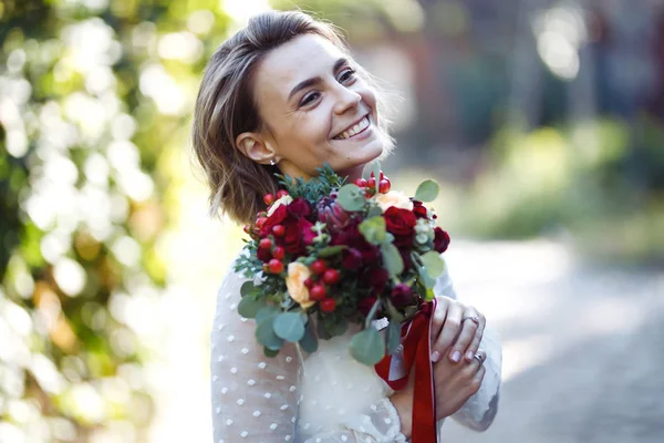 Schöne Braut Mit Einem Brautstrauß Für Einen Spaziergang Park Die — Stockfoto