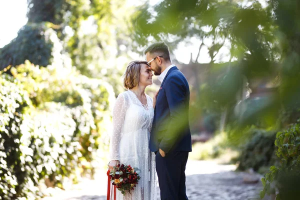 Young Couple Enjoying Romantic Moments While Walking Stylish Bride Groom — Stock Photo, Image