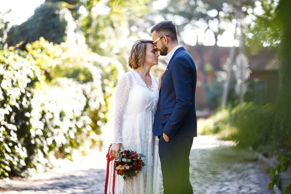 Jeune Couple Profitant Moments Romantiques Tout Marchant Élégants Mariés Posant — Photo