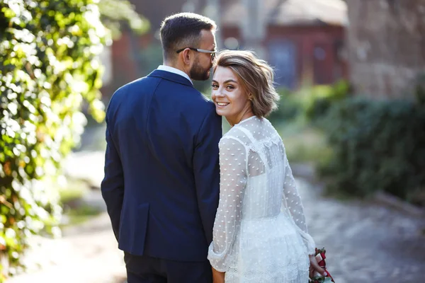 Jeune Couple Profitant Moments Romantiques Tout Marchant Élégants Mariés Posant — Photo