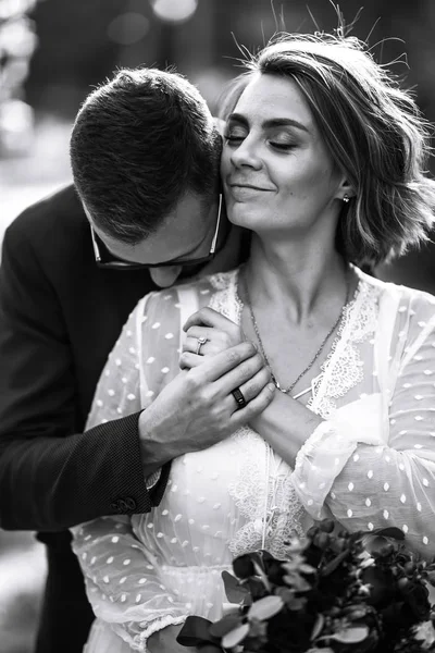 Красивое Черно Белое Фото Жениха Невесты Счастливая Пара Позирует Улыбается — стоковое фото