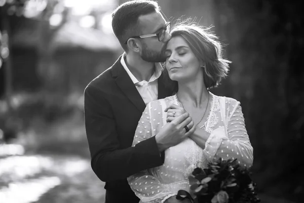 Hermosa Foto Blanco Negro Los Novios Pareja Feliz Posando Sonriendo —  Fotos de Stock