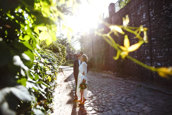 Junges Paar Genießt Romantische Momente Beim Spaziergang Park Der Sonne — Stockfoto