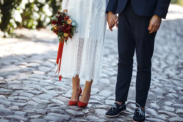 Les Pieds Mariée Marié Avec Bouquet Mariage Mariée Dans Une — Photo