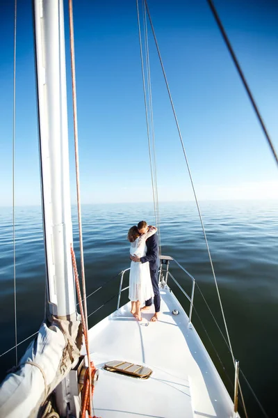 Düğün Günü Teknede Açık Denizde Güzel Bir Çift Beyaz Elbiseli — Stok fotoğraf