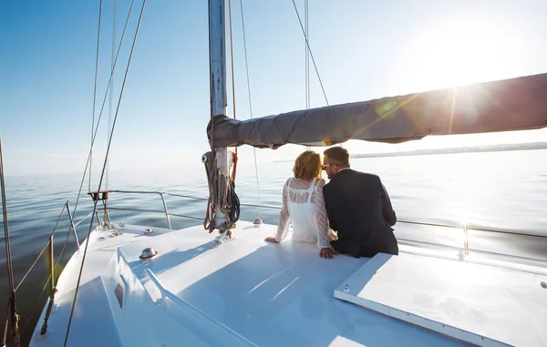 Düğün Günü Teknede Açık Denizde Güzel Bir Çift Beyaz Elbiseli — Stok fotoğraf