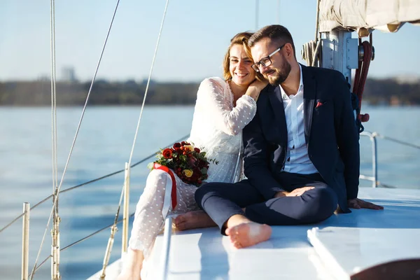 Свадебная Пара Яхте День Свадьбы Открытом Море Красивая Элегантная Невеста — стоковое фото