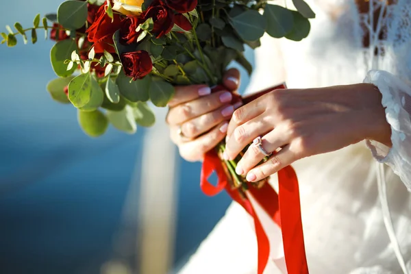 Beautiful Bridal Bouquet Bride Hands Background Sea Sun Bride Elegant — Stock Photo, Image