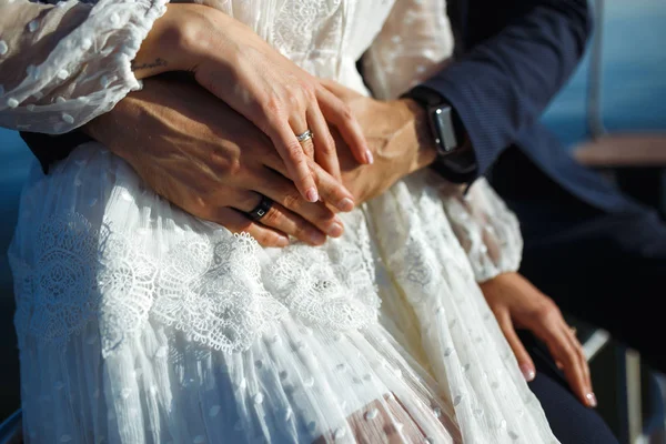 Mani Sposa Sposo Con Eleganti Fedi Nuziali Gli Sposi Tengono — Foto Stock