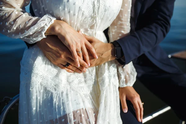 Mani Sposa Sposo Con Eleganti Fedi Nuziali Gli Sposi Tengono — Foto Stock