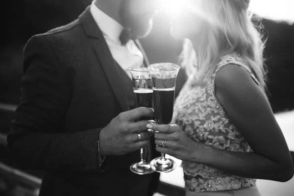 Black White Foto Glasses Champagne Hands Bride Groom Newlyweds Clinking — Stock Photo, Image