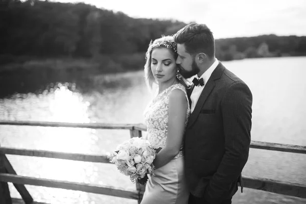 Foto Preto Branco Casal Elegante Recém Casados Posando Uma Ponte — Fotografia de Stock